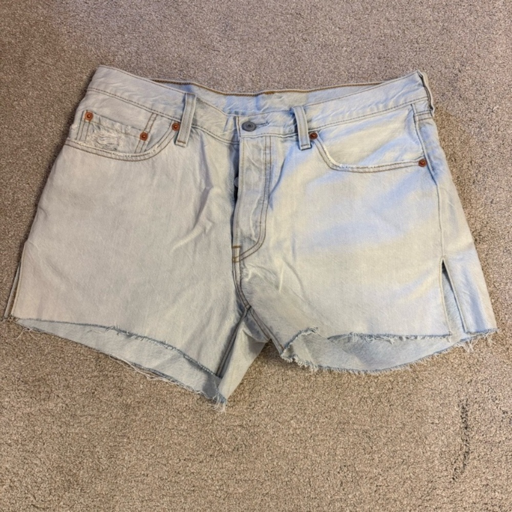 Levi’s 501 Jean Short with Slit
